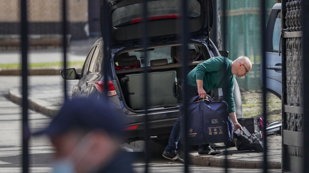 epa09145038 A man loads bags into a car in the territory of the Czech embassy in Moscow, Russia, 19 April 2021, as Czech diplomats prepare to leave the embassy. Russia expels 20 diplomats of the Czech embassy in Moscow in responce to the decision of Czech authorities to expel 18 diplomats from the Russian embassy in Prague over accusation of alleged involvement of Russian intelligence services in an ammunition depot explosion in Vrbetice in 2014.  EPA/YURI KOCHETKOV Dostawca: PAP/EPA.