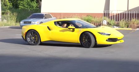 Popularny Youtuber kupił ferrari za 1,8 mln zł. Chwilę później je zniszczył