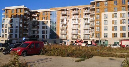 Młoda kobieta wyszła na balkon, a za nią zatrzasnęły się drzwi. Z pomocą ruszyli strażacy