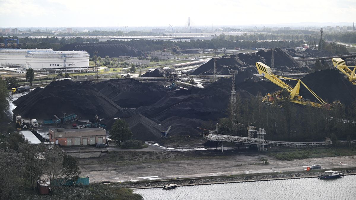 Gdańsk, 05.10.2023. Miejsce składowania węgla na terenie Portu Północnego w Gdańsku, 5 bm. (amb) PAP/Adam Warżawa
