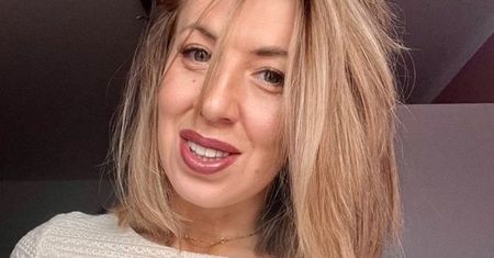 Wskoczyła w mini. Rolniczka pozuje bez grama makijażu
