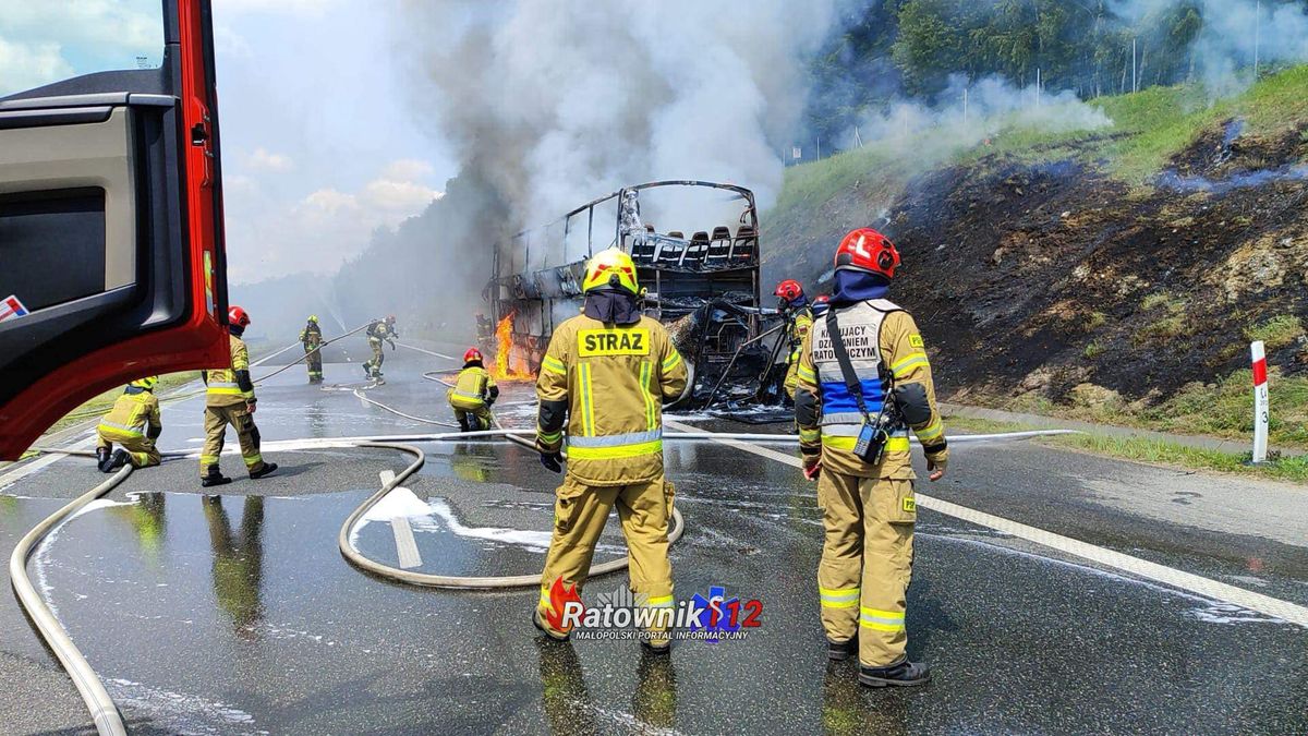 Pożar na A4. Autokar stanął w ogniu