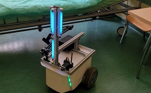Koronawirus w Polsce. Powstał robot do odkażania pomieszczeń. Politechnika Wrocławska testowała go na oddziale USK