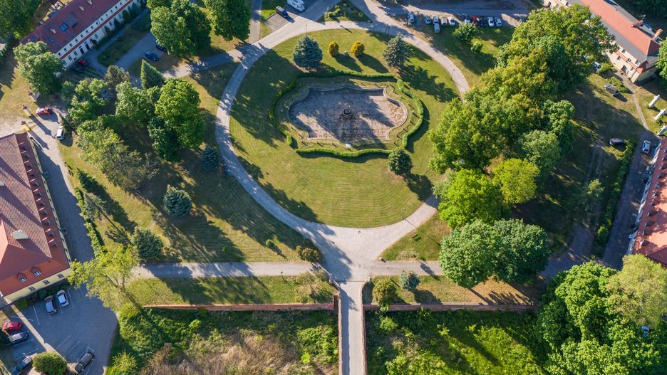 Park pałacowy gotowy na otwarcie. Przeszedł rewitalizację