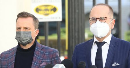 Dr Grzesiowskiemu chcą odebrać prawo wykonywania zawodu. Opozycja składa wniosek