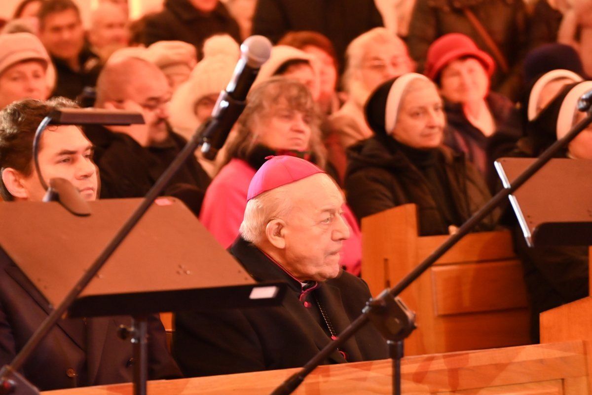 Wnętrze bazyliki konkatedralnej podczas Oratorium &#34;Zło Dobrem Zwyciężaj&#34;