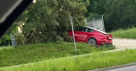 Nagle stracił przytomność za kierownicą i zjechał z jezdni. Potrącił nietrzeźwego rowerzystę i zatrzymał się na drzewie