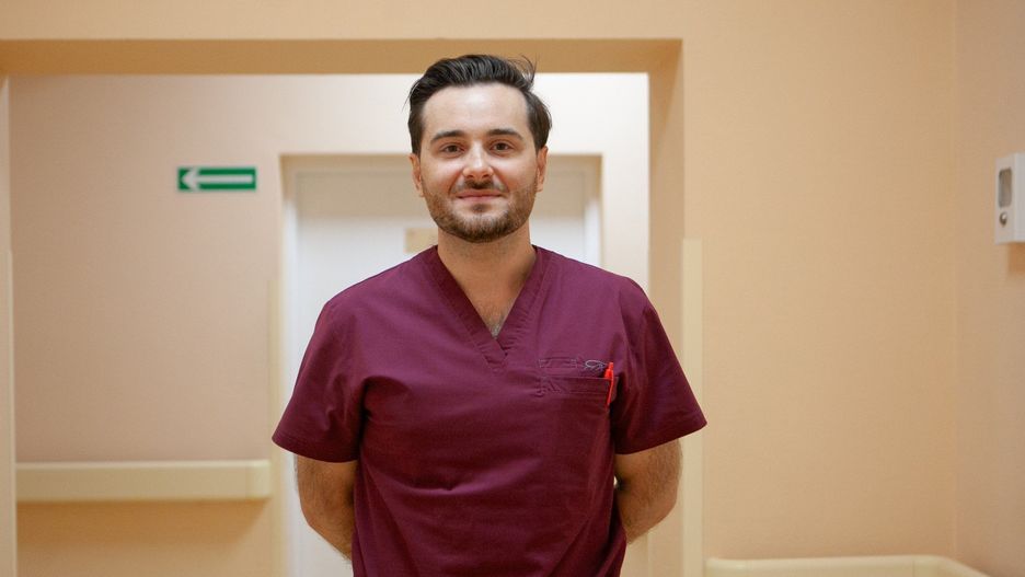 Lekarz Jakub Kempisty, specjalista urologii w Uniwersyteckim Szpitalu Kliniczny im. Fryderyka Chopina w Rzeszowie