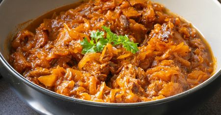 Bigos na Wszystkich Świętych robię inaczej. Po przyjściu z cmentarza wystarczy tylko odgrzać dla gości