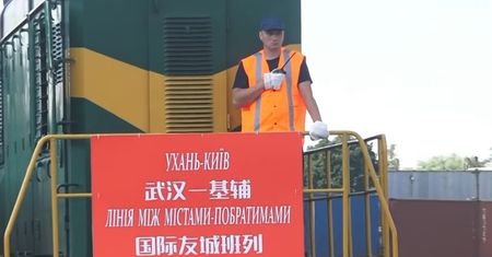 Pociąg z Wuhan jest już w Europie. Zatrzymał się za polską granicą