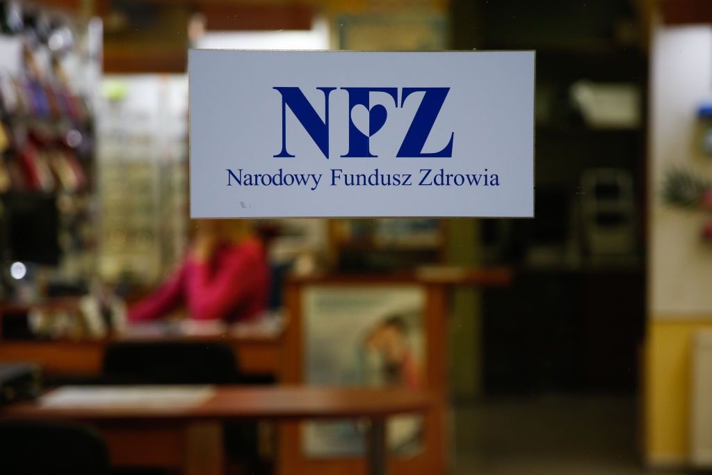 NFZ podsumował 2025 rok. Miliardy strat i setki dni oczekiwania na lekarza
