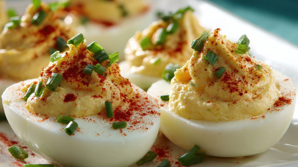  Zamiast dorzucać do sałatki, faszeruję nim jajka