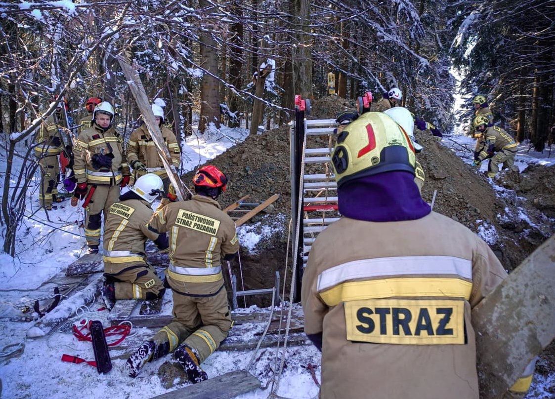 Dramatyczna akcja służb na Podkarpaciu. Przysypany mężczyzna