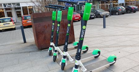 Za jazdę hulajnogą po ścieżce rowerowej grozi srogi mandat