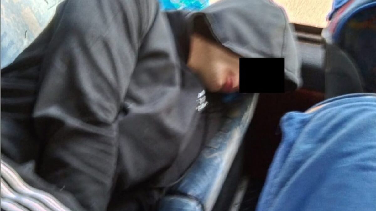 Śpiący złodziej, który włamał się do busa