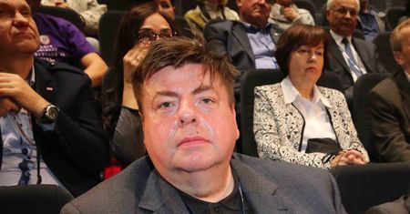 Piotr Semka był w śpiączce przez COVID-19. Dziennikarz wciąż w szpitalu