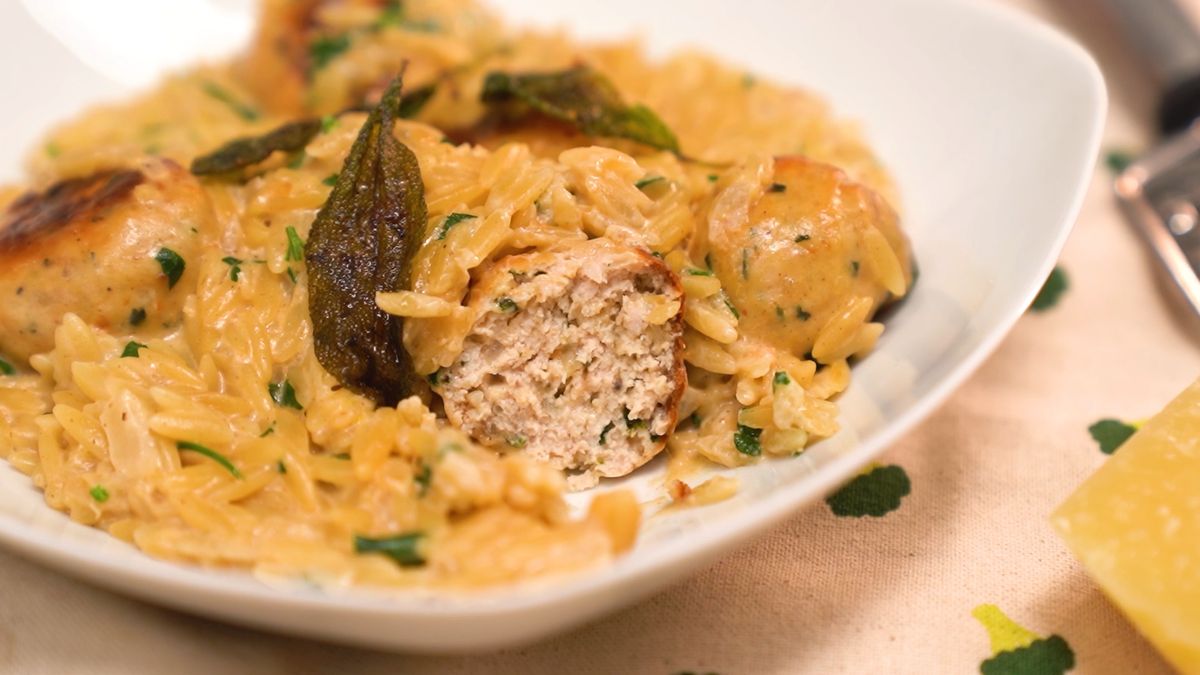 Pieczone pulpeciki z makaronem orzo i szałwią