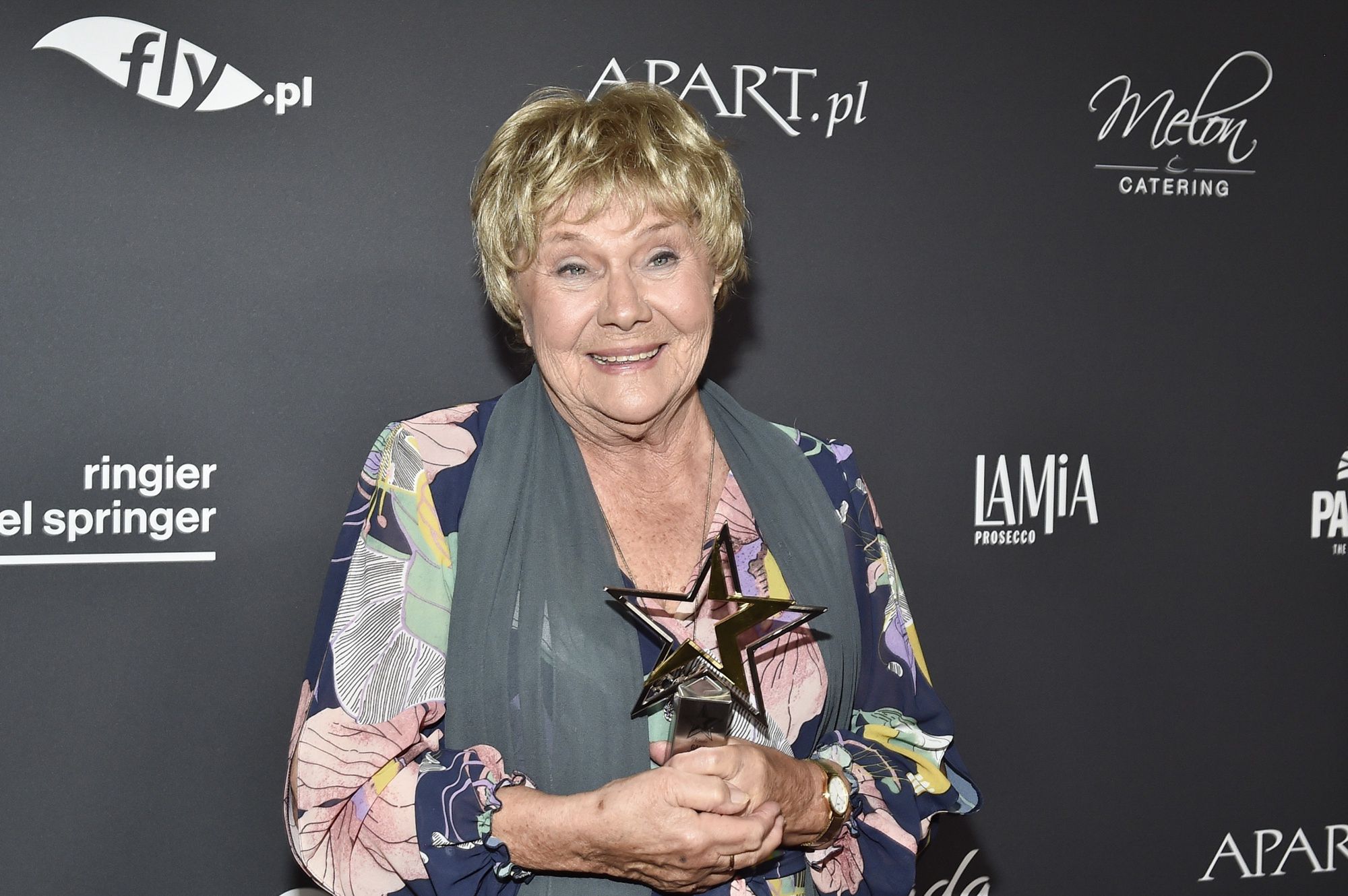 scena z: Teresa Lipowska, SK:, , fot. Niemiec/AKPA
czerwiec 2024, gala, Gala Gwiazd Plejady 2024, Gwiazdy na Gali Plejady, portret, statuetka, Teresa Lipowska