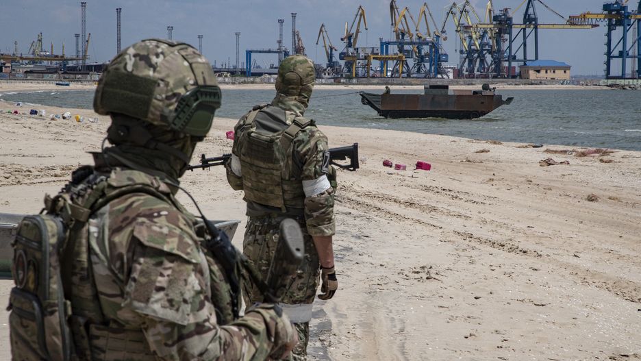 A picture taken during a visit to Mariupol organized by the Russian military shows Russian servicemen prepare to demine Peschnaya beach near the cargo sea port of Mariupol, Ukraine, 12 June 2022. Russian Defense Minister Sergei Shoigu said the seaports of Mariupol and Berdyansk in Ukraine are operating normally and are ready to ship grain. According to Shoigu, demining of the Mariupol seaport has been completed and it is functioning normally and has received the first cargo ships. Shoigu added �In Mariupol, water and electricity supply to residential areas are gradually being restored, streets are being cleared, the first social facilities have begun to function.' On 24 February Russian troops entered Ukrainian territory starting a conflict that has provoked destruction and a humanitarian crisis. According to the UNHCR, more than six million refugees have fled Ukraine, and a further 7.7 million people have been displaced internally within Ukraine since. EPA/SERGEI ILNITSKY Dostawca: PAP/EPA.