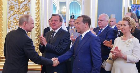 Były kanclerz Niemiec broni Rosji. I zachęca do... bliższej współpracy z Moskwą