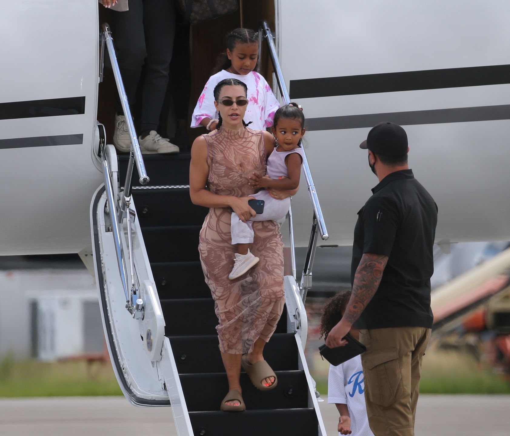 Kim, Kanye i ich dzieci na lotnisku w Malibu