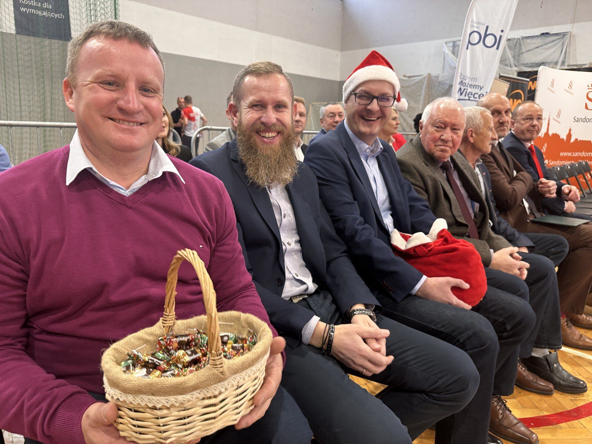 Licznie przybyli goście przynieśli słodkości. 