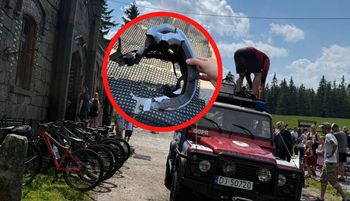 Trafił ją piorun. Tyle zostało z kasku. Zobaczcie