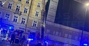 Warszawa: Nocny pożar poddasza kamienicy w centrum. Z ogniem walczyło 7 zastępów straży pożarnej