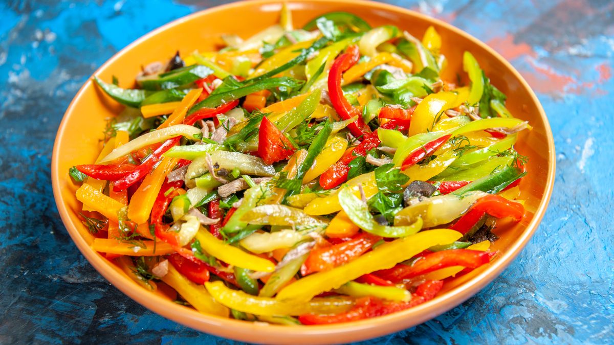 Sałatka z ogórków kiszonych i papryki