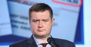 Poseł PiS wyniesiony z samolotu. Tak się teraz tłumaczy