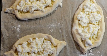 Serowe łódeczki lepsze niż pizza. Domowe chaczapuri znika do ostatniego okruszka