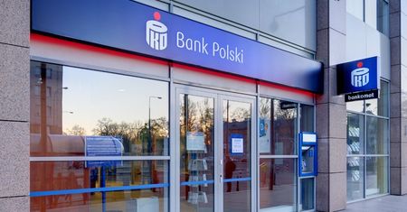 Oszuści podszywają się pod PKO BP. Ta drobna zmiana może wiele kosztować