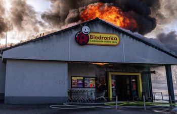 Ogromny pożar Biedronki. Kolosalne straty. Prokuratura komentuje