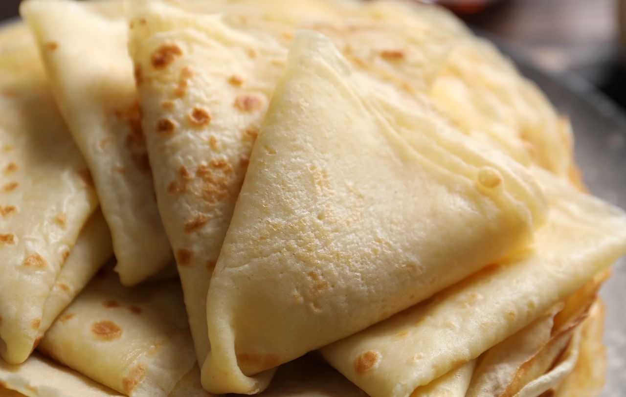 Robert Makłowicz wlewa zamiast mleka do ciasta. Naleśniki wychodzą elastyczne i niesamowicie miękkie