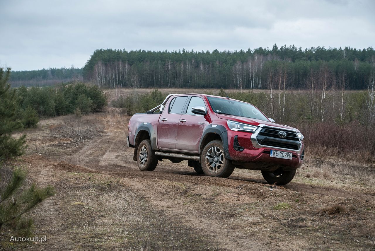 Skórzana tapicerka i 9 głośników w pick-upie? Hilux stara się połączyć ogień z wodą