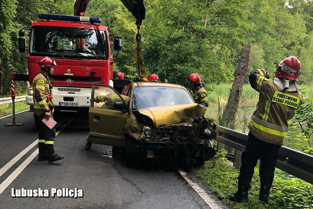 Auto wyciągnięto z wody.