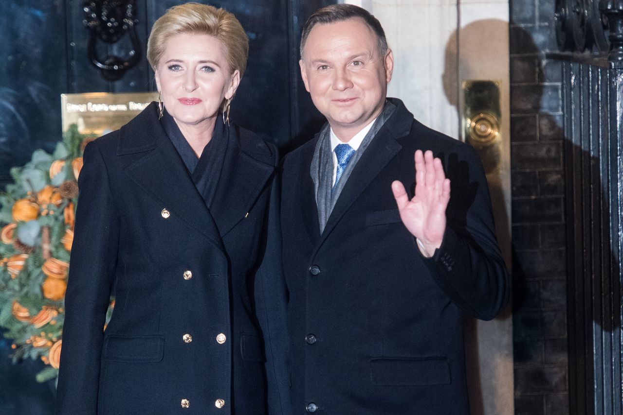 Andrzej Duda składa życzenia z okazji Dnia Kobiet. Agacie Kornhauser-Dudzie wręczył uroczy bukiecik