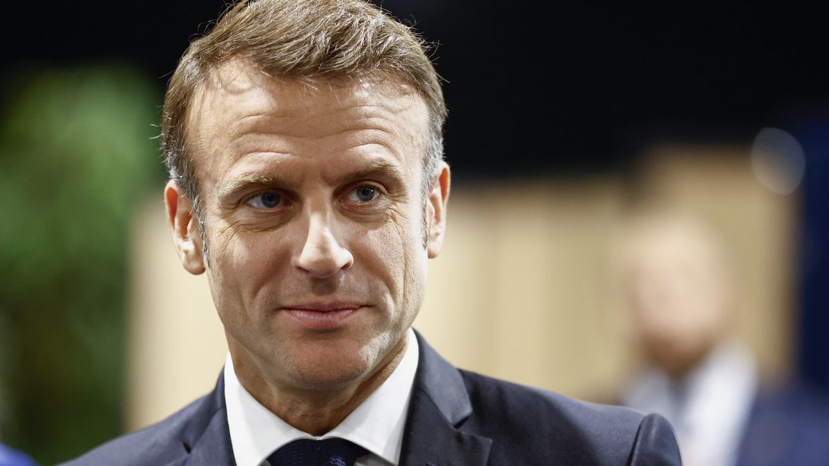 French President Emmanuel Macron arrives at a polling station to vote in the second round of French parliamentary elections in Le Touquet-Paris-Plage, northern France, France, 07 July 2024. After the first round of legislative elections, where the far right party le Rassemblement National (RN) came ahead, the country votes again on 07 July for the second round with results expected at about 20h00 local time. EPA/MOHAMMED BADRA / POOL Dostawca: PAP/EPA.