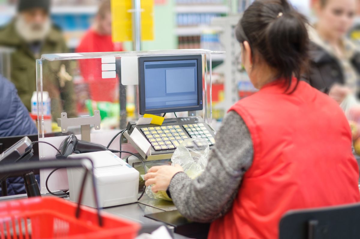 Takie sztuczki stosują w supermarketach. Była pracownica tłumaczy