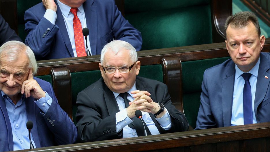 Jarosław Kaczyński z innymi politykami PiS