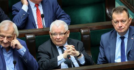 Gorzki smak wygranej. PiS prowadzi w sondażu, ale traci władzę