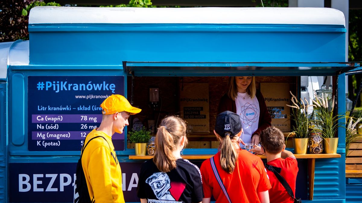 MPWiK przekonuje, że pijąc kranówkę, oszczędzamy. Za  litr takiej wody  zapłacimy mniej niż jeden grosz