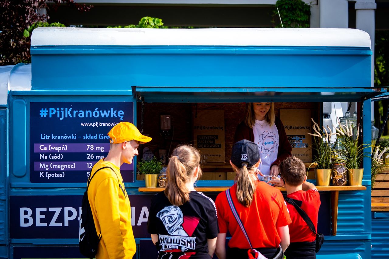 21 milionów złotych. Tyle można zaoszczędzić pijąc kranówkę