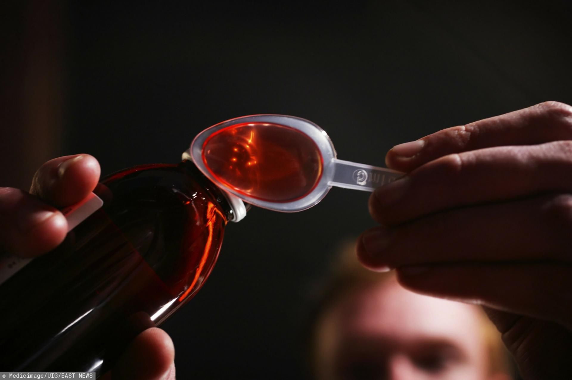 Dzienne zapotrzebowanie na jod wynosi około 200 μg. Przedawkowywanie może doprowadzić nawet do zapaści