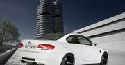 Piękna brunetka i BMW M3 [wideo]