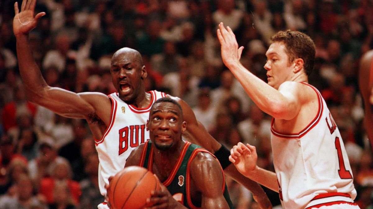 Shawn Kemp (w środku) popadł w problemy z prawem