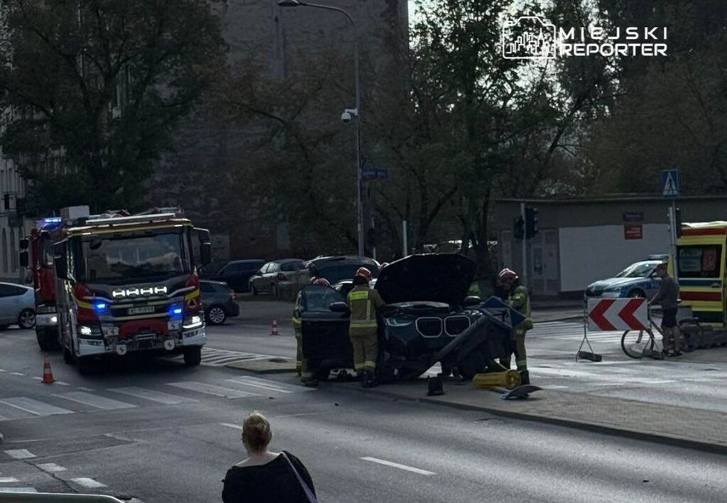 Warszawa: Kierowca BMW dostał ataku padaczki i wjechał w sygnalizację