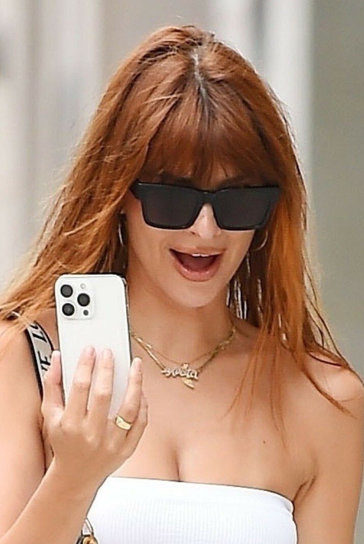 Emily Ratajkowski w jeansowych szortach