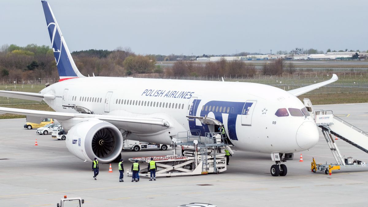 LOT chce obniżyć pensje.