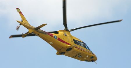 Poważny wypadek pod Warszawą. Dwie osoby zakleszczone w aucie
